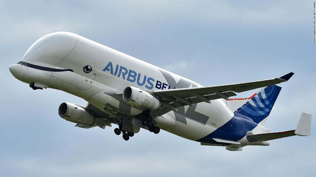 エアバスはスーパーグッピーの後継機として超大型輸送機ベルーガを開発した/REMY GABALDA/AFP via Getty Images