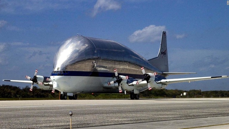 貨物を積んでケネディ宇宙センターに到着したスーパーグッピー/NASA