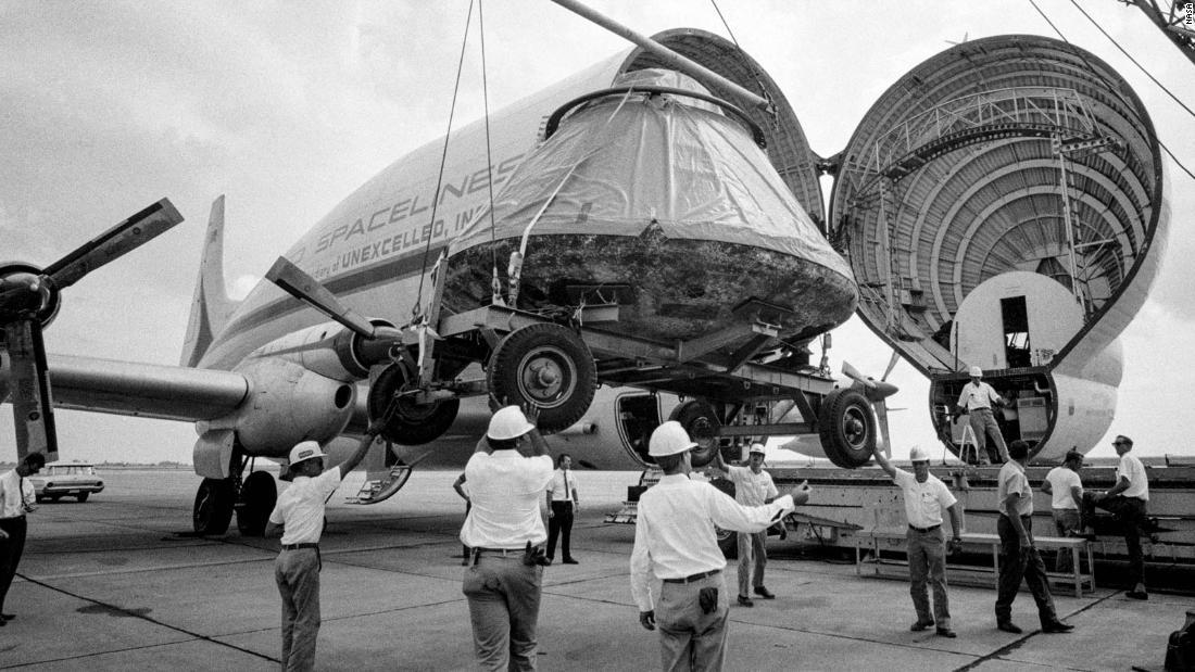 アポロ１１号のコマンドモジュールがスーパーグッピーに積み込まれる様子/NASA