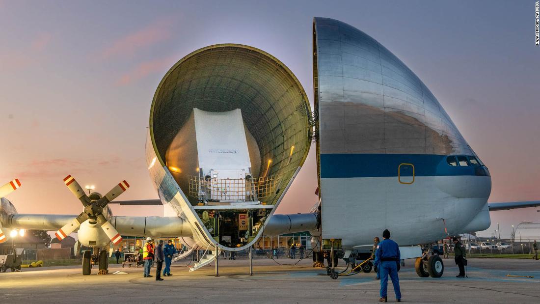 グッピーがＮＡＳＡの次世代宇宙船「オリオン」を運ぶ様子/NASA/Bridget Caswell