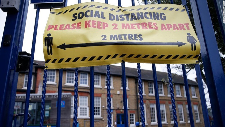 学校前に貼りだされたソーシャル・ディスタンシングを呼びかける表示＝２日、英ロンドンの小学校/Hollie Adams/Getty Images