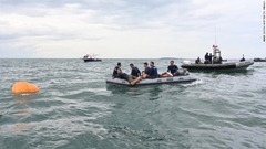 海軍のダイバーがランカン島付近で残骸の回収に浮遊式の装置を使用＝１０日
