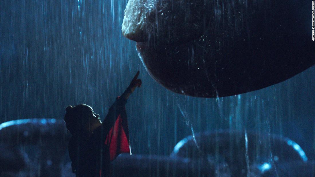 世界を救う戦いで孤児の少女がキングコングと特別な絆を持つ/Courtesy of Warner Bros. Picture