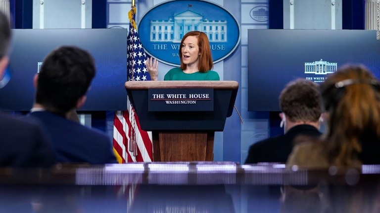 定例の記者会見を行うホワイトハウスのサキ大統領報道官/Drew Angerer/Getty Images