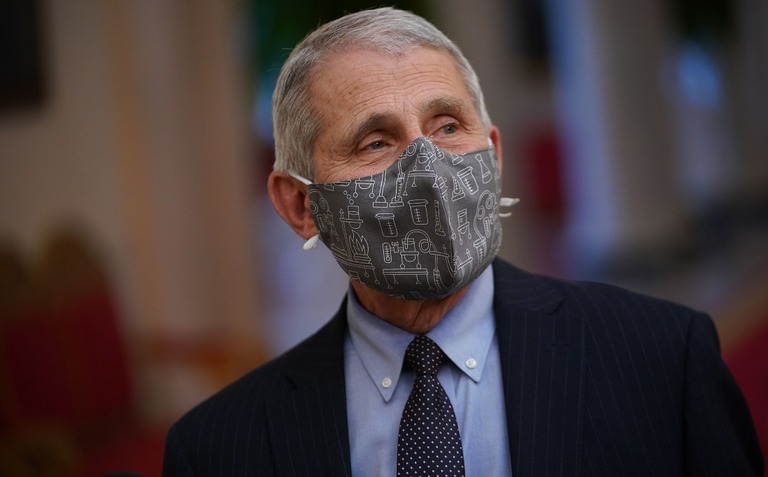ファウチ氏が２つのマスクを重ねた着用方法の予防効果に言及した/Mandel Ngan/AFP/Getty Images