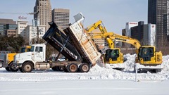 オクラホマ州オクラホマシティーの除雪作業の様子