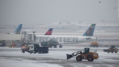 空港の除雪作業の様子＝１５日、テネシー州ナッシュビル