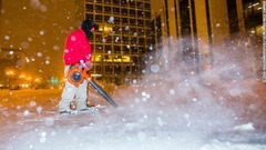 除雪を行う市の職員＝インディアナ州サウスベンド