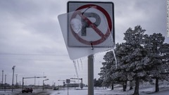 氷に覆われた道路標識＝テキサス州ミッドランド