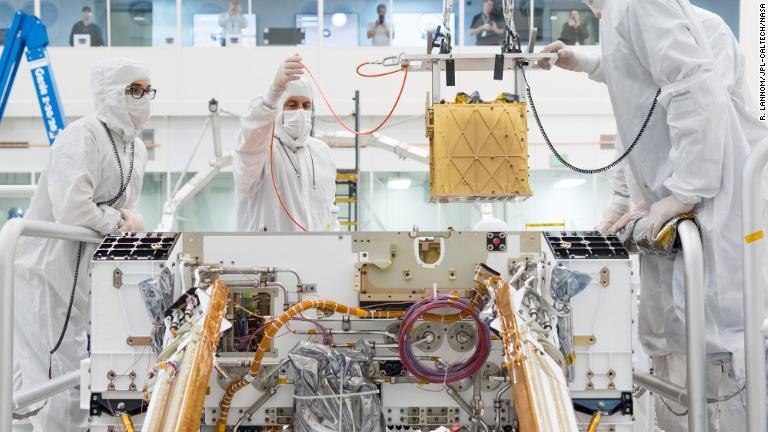 探査車の内部に実験用装置「ＭＯＸＩＥ」を搭載する様子＝２０１９年３月/R. Lannom/JPL-Caltech/NASA