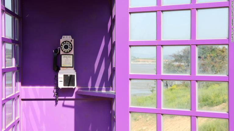 人気の撮影場所の紫色の公衆電話/Courtesy of Shinan County Office