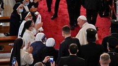 フランシスコ教皇を出迎える修道女ら
