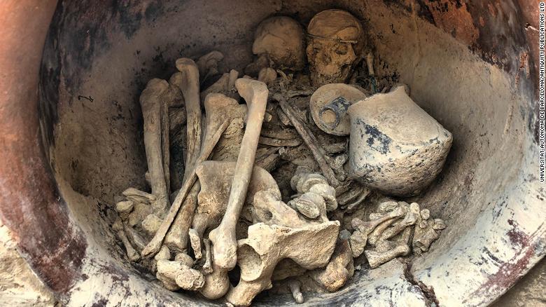 墓所に埋葬された男女１組の人骨/Universitat Autònoma de Barcelona/Antiquity Publications Ltd