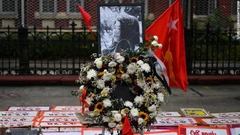 ネピドーでの抗議デモで頭部を撃たれて死亡した２０歳の女性、ミャトゥエトゥエカインさんを追悼し手向けられた花＝２月１９日、ヤンゴン