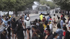 抗議デモ隊に放水銃を使う警察のトラック＝２０日、マンダレー