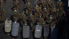 デモが発生する中パトロールする兵士＝２月２８日、ヤンゴン