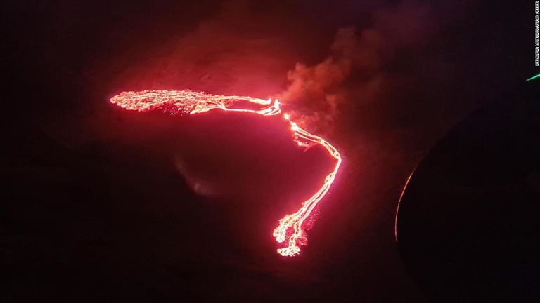 沿岸警備隊のヘリコプターから撮影したレイキャネス半島南西部での噴火の様子/Icelandic Meteorological Office
