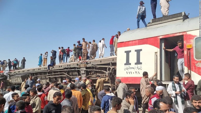 破損した車両に集まる大勢の人々/Mahmoud Maqboul/picture alliance/Getty Images