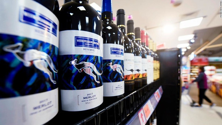 中国はオーストラリア産のワインに対して１１６～２１８％の反ダンピング（不当廉売）の制裁関税を５年間にわたって課すことを最終決定した/STR/AFP/Getty Images