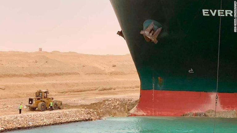 エバーギブンの船首が運河の土手の泥と砂にめりこんでいる＝２４日/Suez Canal Authority/AP