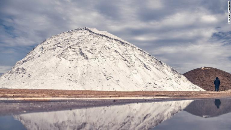 エジプトの写真家モハメド・ワォーダニー氏は本当の雪山のようにリフレッシュできて、塩には癒し効果もあると語る/Mohamed Wardany