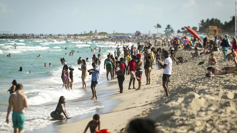 米フロリダ州マイアミのサウスビーチにある海岸＝３月２７日/Eva Marie Uzcategui/Bloomberg/Getty Images