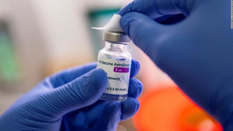 アストラゼネカ製のワクチンを手に取る医療関係者/Lennart Preiss/AFP/Getty Images