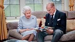ひ孫のジョージ王子、シャーロット王女、ルイ王子から贈られた記念日のカードを眺める