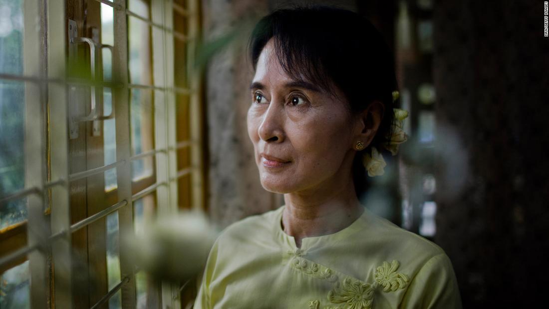 ２０１０年に自宅軟禁から解放されて１カ月のアウンサンスーチー氏。ヤンゴンで写真撮影用にポーズをとる/DRN/Getty Images