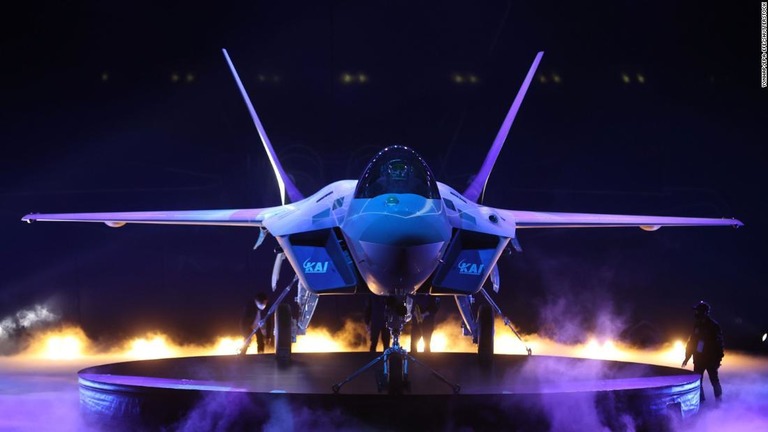 韓国が国産の超音速戦闘機「ＫＦ２１」の機体を公開した/Yonhap/EPA-EFE/Shutterstock