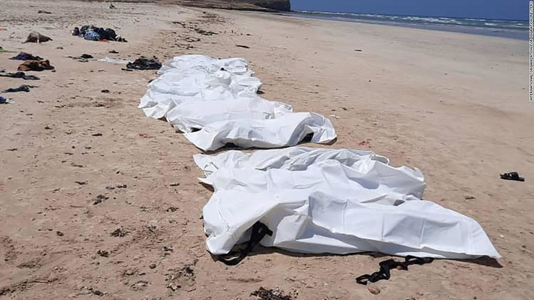 船が転覆した後に死亡したと見られる移民の遺体が回収された＝１２日、アフリカ東部ジブチ沖/International Organization for Migration/Reuters