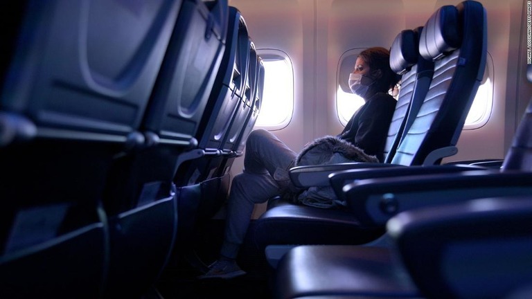 機内座席の中央の列を空けると、ウイルスにさらされるリスクが低減する可能性がある/Michael Loccisano/Getty Images