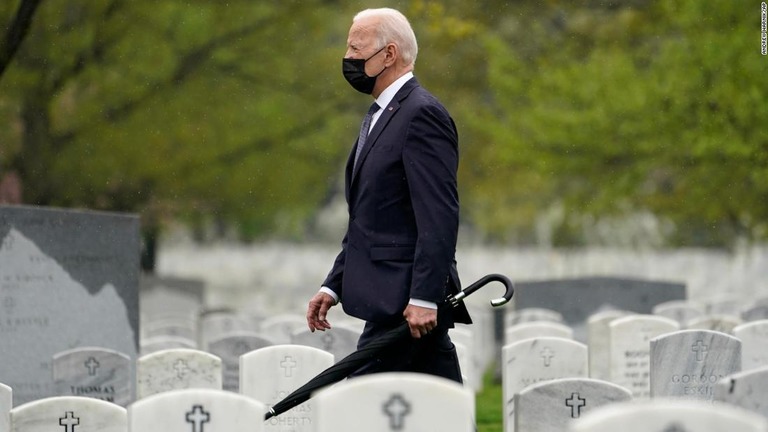 今月１４日、米国の戦没者慰霊施設であるアーリントン墓地を訪れたバイデン大統領/Andrew Harnik/AP