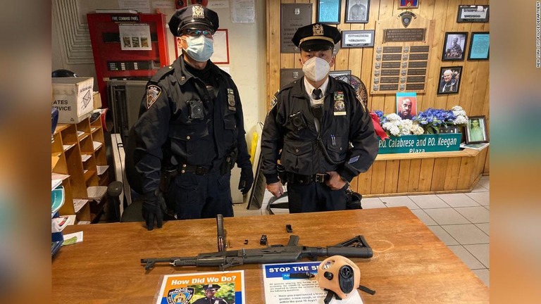 タイムズスクエアにある地下鉄駅で自動小銃ＡＫ４７が押収された/New York City Police Department