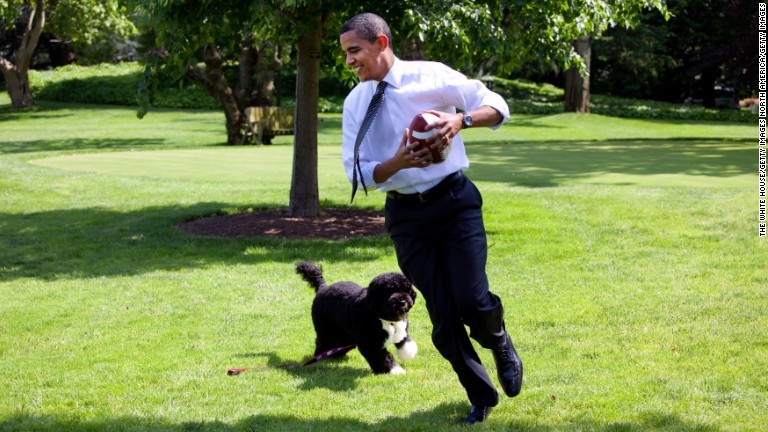 ボーとアメリカンフットボールをするオバマ大統領＝２００９年５月/The White House/Getty Images