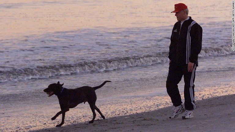 ビーチを散歩するクリントン大統領とバディー＝１９９２年１２月/JOYCE NALTCHAYAN/AFP/AFP/Getty Images