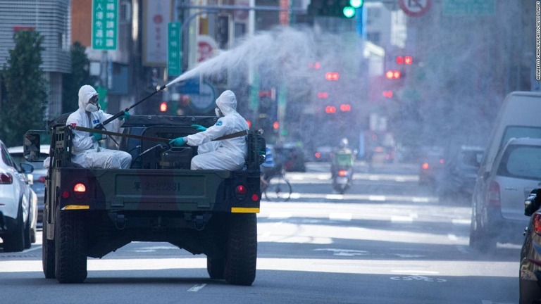 台北市万華区の道路で消毒用のスプレーをまく様子＝１６日/Annabelle Chih/NurPhoto/Getty Images