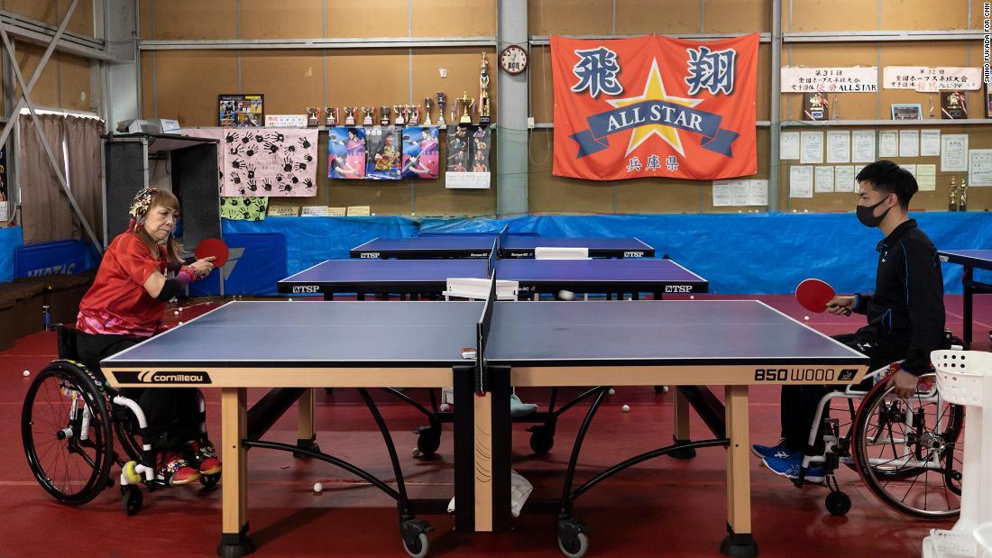 兵庫県にある卓球教室で練習する別所さん/Shiho Fukada for CNN