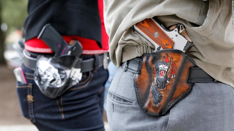 テキサス州会議事堂での集会で短銃用の特注ホルスターを身につけ集まる人々
/Erich Schlegel/Getty Images