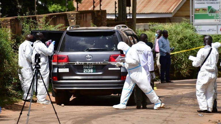 法医学の専門家が現場を保全する様子/Abubaker Lubowa/Reuters