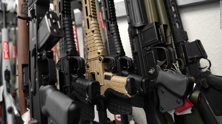 米カリフォルニア州の販売店で売られている銃器/Bing Guan/Bloomberg/Getty Images