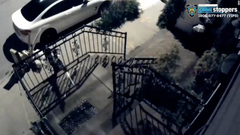 防犯カメラには民家の外階段の手すり越しに発砲する人物の姿が映っていた/NYPD