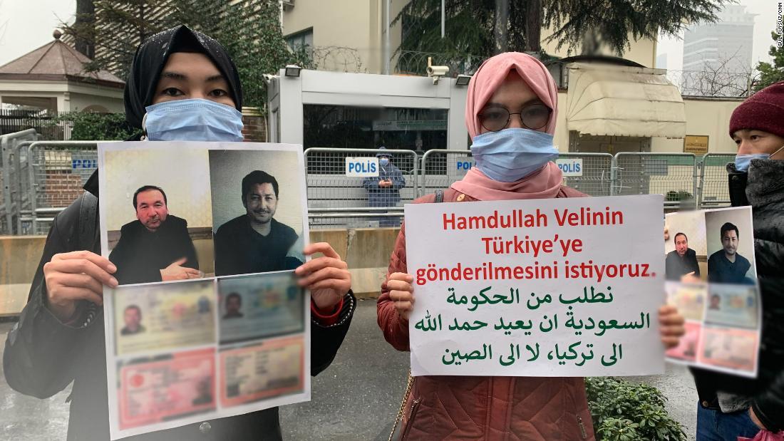 ヌリマン・ベリさん姉妹は姿を消した父とその友人の写真を掲げてイスタンブールのサウジ領事館の前で抗議している。個人情報保護のため写真の一部にぼかしを入れている/Gul Tuysuz/CNN