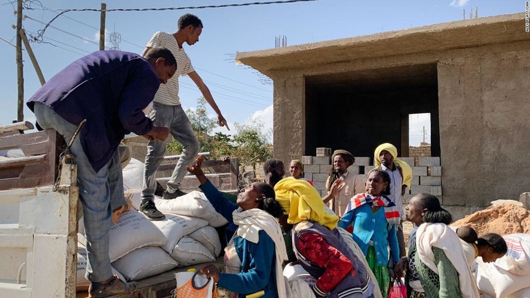 配布される物資を受け取る住民ら＝エチオピア・ティグレ州中部ホーゼン/Alex Platt/CNN