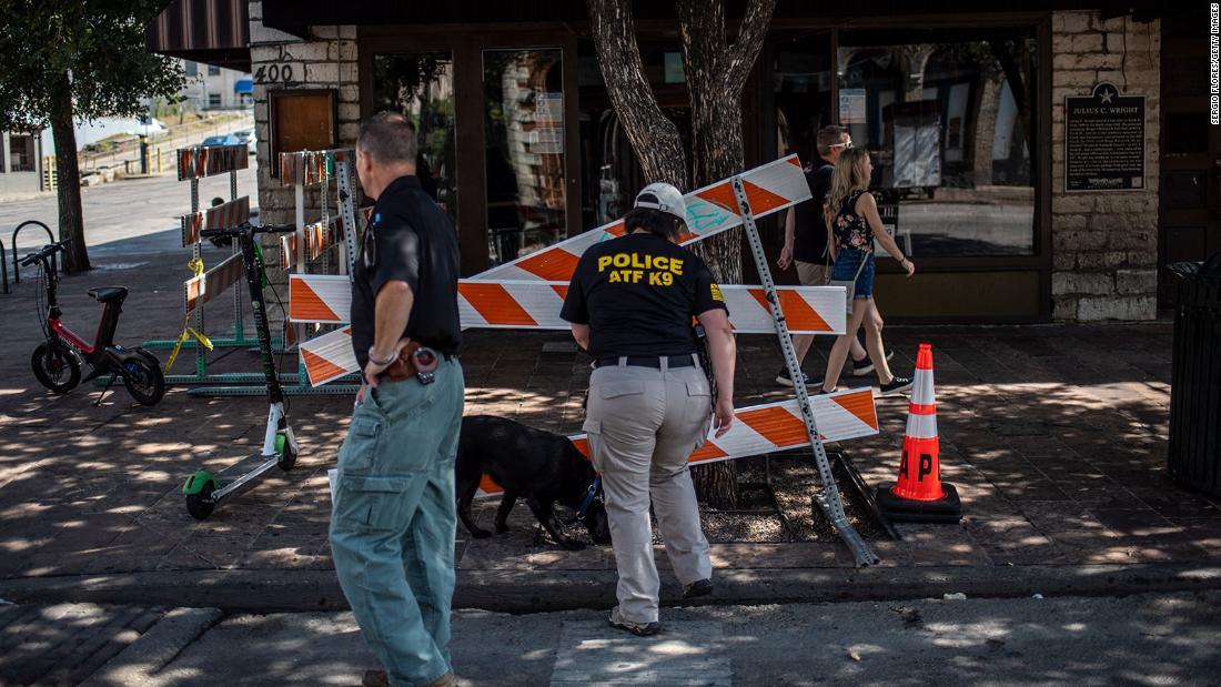 発砲現場付近を調べる警察犬/Sergio Flores/Getty Images