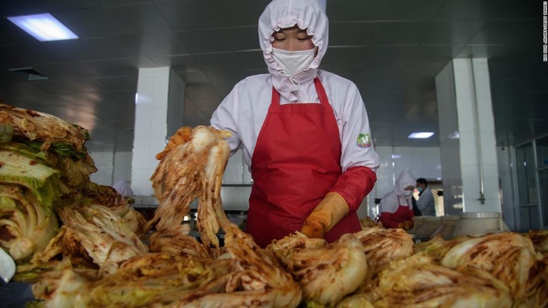 平壌の食品工場の生産ラインで働く人＝２０２０年１２月/Kim Won Jin/AFP/Getty Images