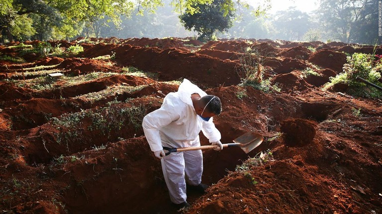 サンパウロの墓地で墓の穴を掘る作業員＝５月１９日/Mario Tama/Getty Images