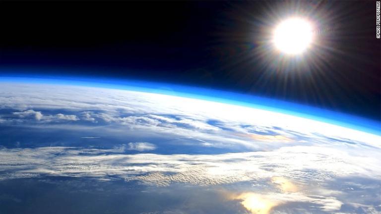 ６月１８日の試験飛行で撮影された写真。まぶしく光る朝日が写っている/Space Perspective