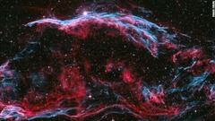 網状星雲は巨大な超新星爆発の残骸。これは星雲の一部で全体では満月の直径の６倍ほどの大きさに見える