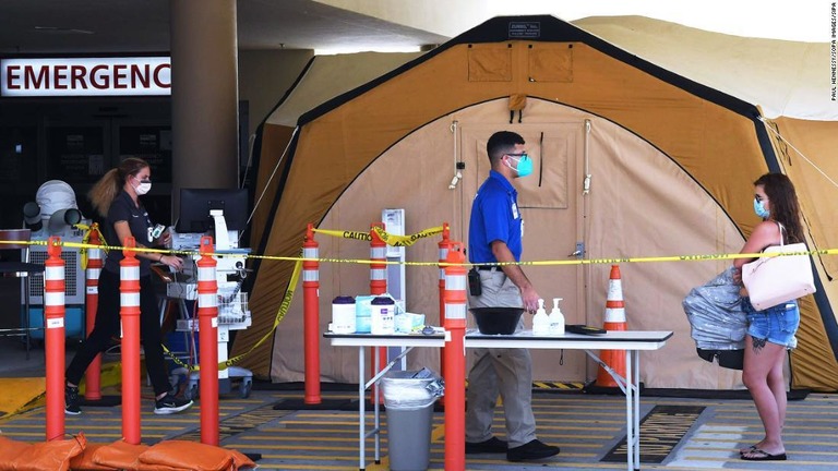 コロナ患者の急増を受けフロリダ州の病院に設置された治療用テントを訪れる女性/Paul Hennessy/SOPA Images/Sipa